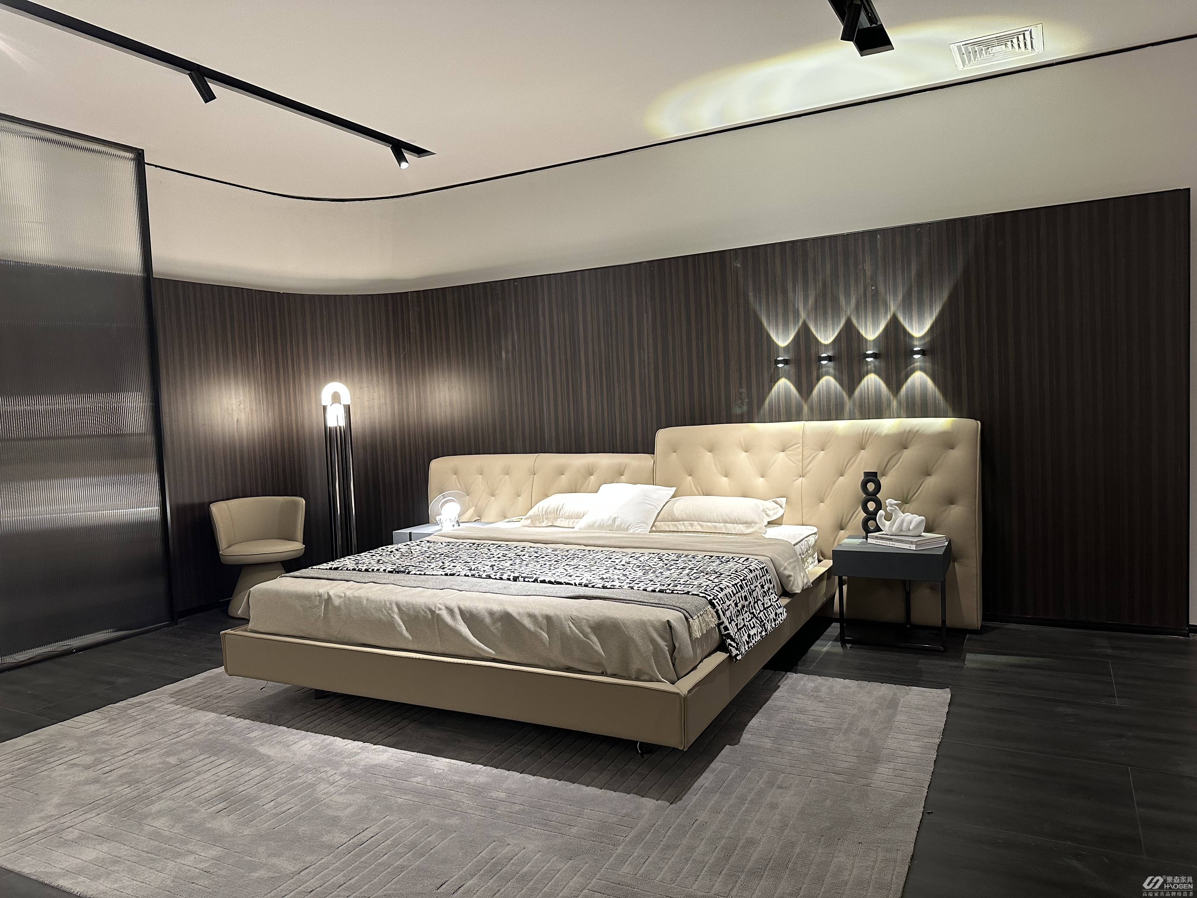 现代极简风格主卧床该怎么选？哪个品牌值得买呢？